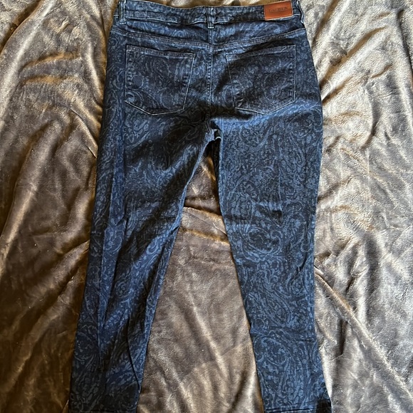 Like new jeans with print on them - Picture 2 of 2